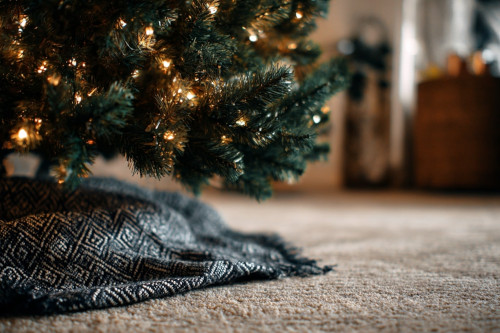 Jak usunąć igły choinki z podłogi, dywanu czy wykładziny? Podpowiadamy